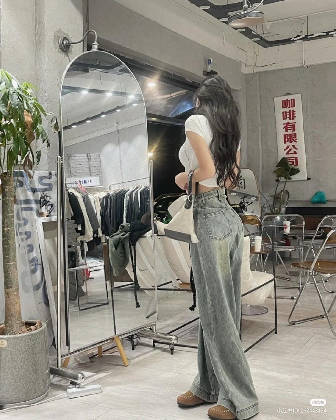 Tiểu Tam Xông Vào Cuộc Họp