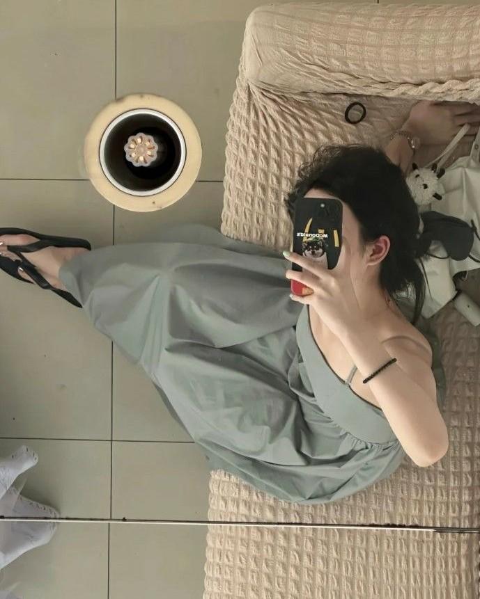 Giữa Công Khai Và Im Lặng