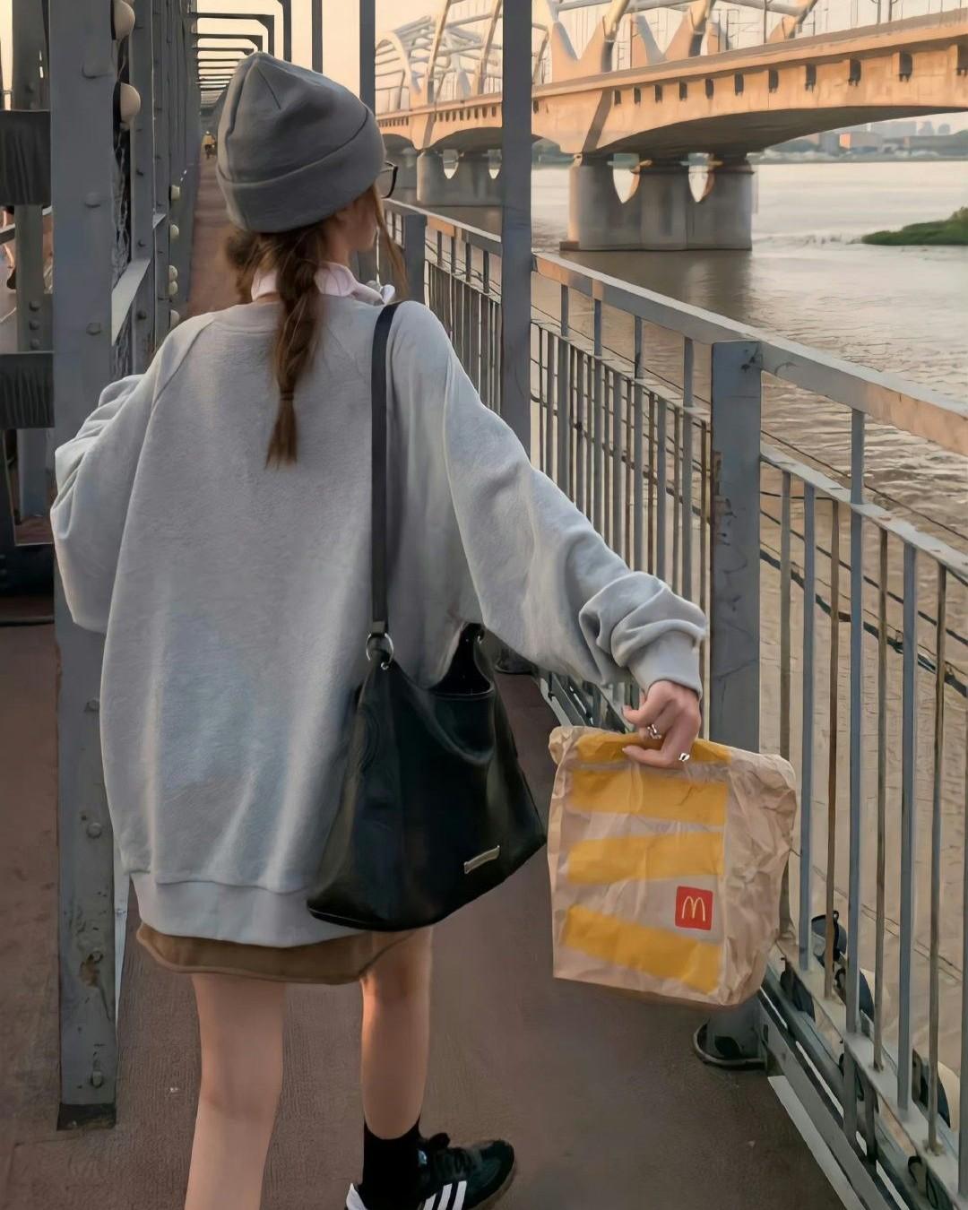 Ngoài Cánh Cổng Nhà Giàu