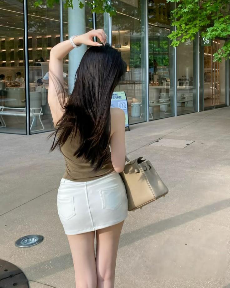 Dây Buộc Tóc Màu Hồng Lật Tẩy Bí Mật Của Chồng