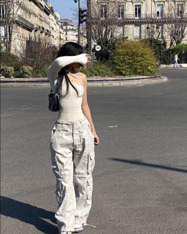 Vầng Trăng Và Bùn Lầy