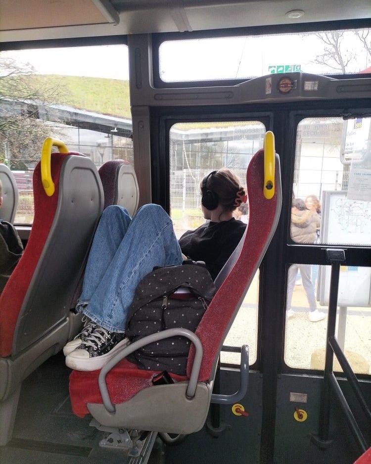 Họ Nghĩ Tôi Hiểu Chuyện, Không Biết Tôi Đang Rút Lui