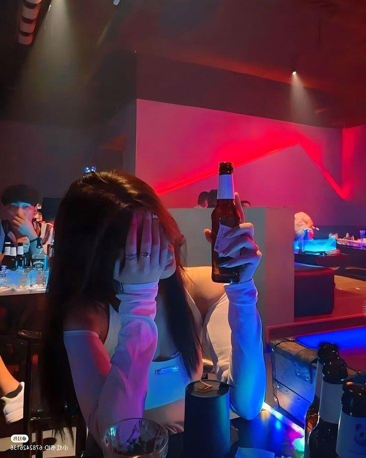 Chỉ Vì Đưa Micro Cho Mẹ Chồng, Tôi Bị Đòi 1,2 Triệu