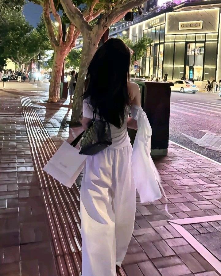 Cô Ấy Nằm Trên Giường Cưới Của Tôi